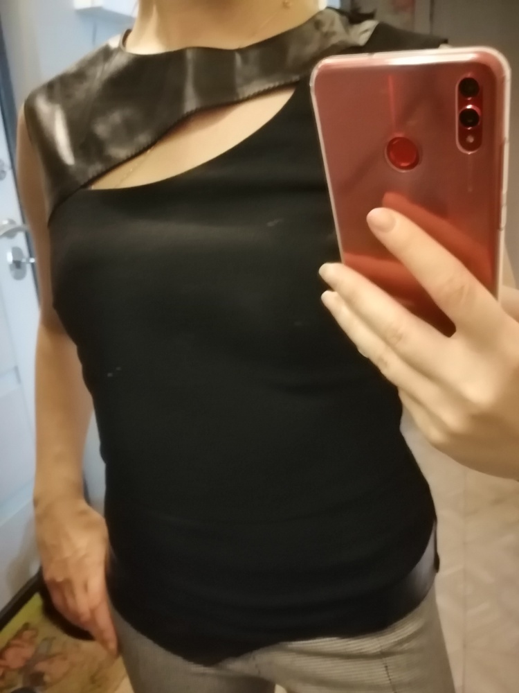 идеальна для идеальной фигуры. смотрится необычно. Ткань легкая, я думала будет поплотнее