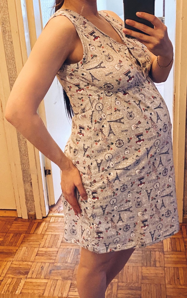 Самая удобная сорочка из всех что я опробовала ,купила вторую уже . Взяла 42 р на свой 42 добеременный , на фото 1,5 недели до родов , влезла даже так в нее . Мой рост 164см. После стирки не меняется . Очень комфортная 