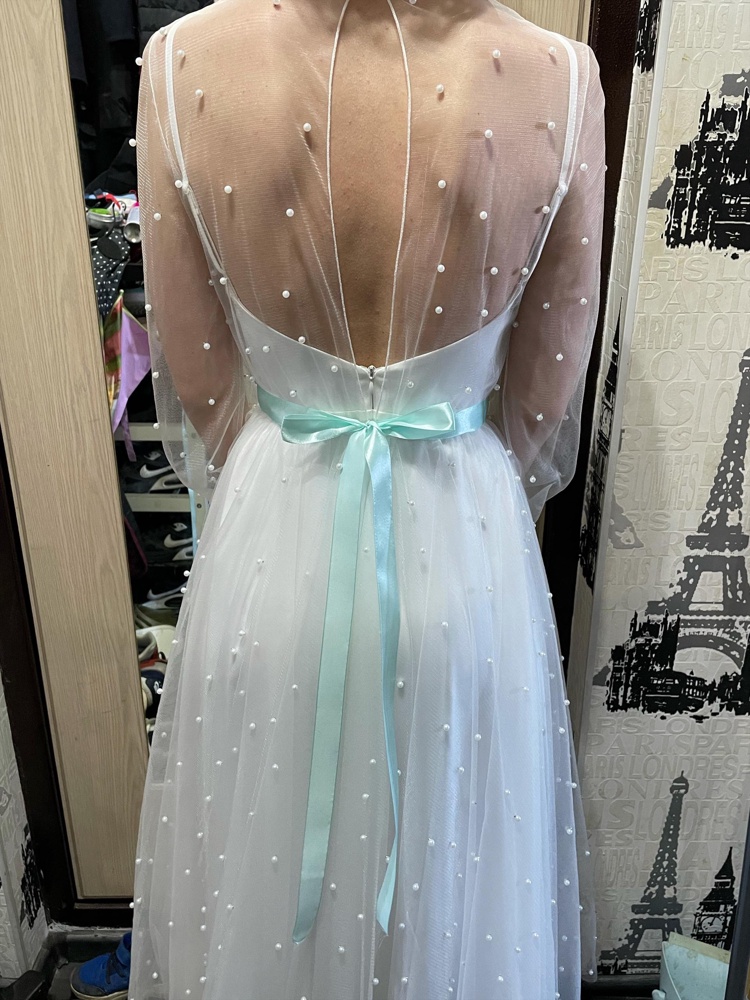 Платье нереально красивое!!!!! Очень нежное!!! При этом Мега удобное!!! Качество на высоте!!!! Дочь на выпускном была самая красивая!!!! Дополнили лентой в цвет обуви :)