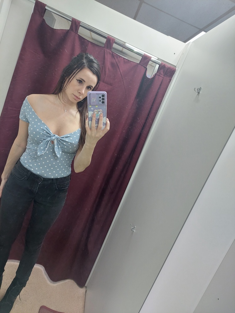 Мне кофточка понравилась, милая, красиво смотрится на груди