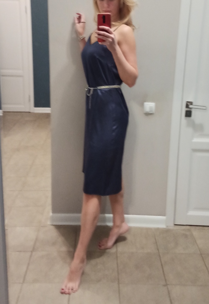 Заказала три таких платья. В цвете график оказалось самым качественным. Бирюзовое как линялая тряпка. Довольна очень. За хорошую цену