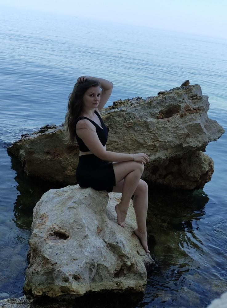 Купила для поездки на море. Долгое время ехала на поезде, поэтому выбирала что-то комфортное, и чтобы жарко не было. В итоге хожу в нем постоянно и тут 🥰 Очень удобный, ткань дышит, в главное - ничего не давит в какой бы позе ты ни сидел! Смотрится очень красиво. Мой фаворит из летних костюмчиков ❤️