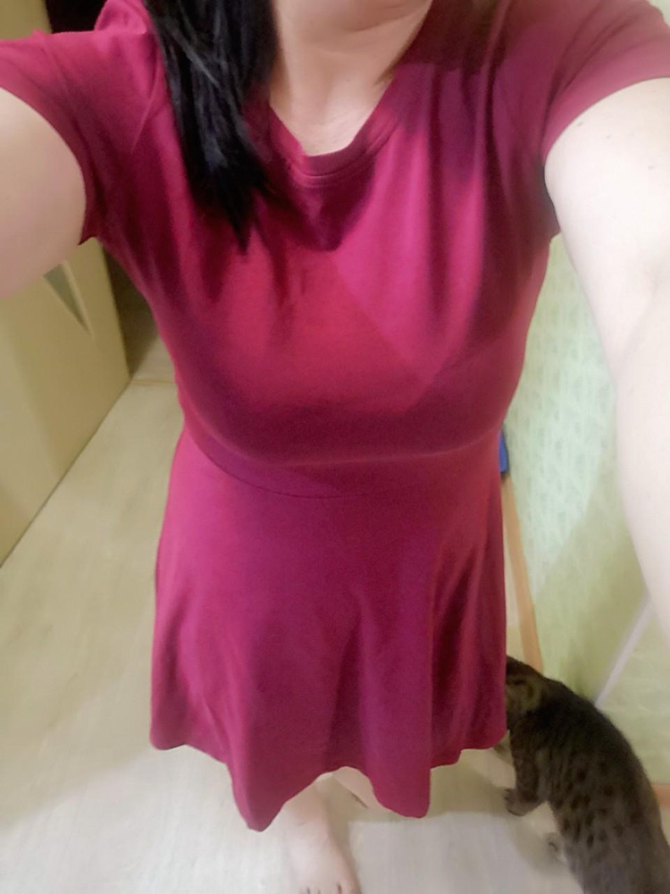 Платье просто 🔥 🔥 🔥  на хорошую фигуру сидит хорошо. Приходит платье ДЛИННОЕ. Но это не проблема.  Во время стирки немного линяет.  Не растягивается и не садится.