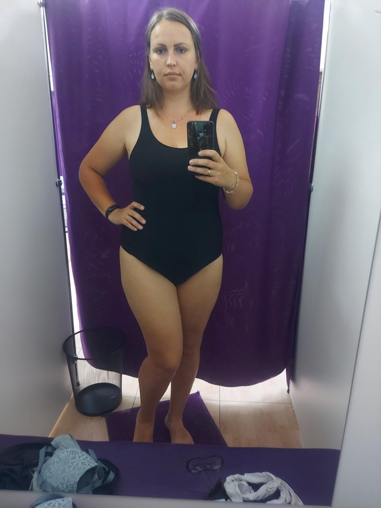 Купальник обалденный. Очень приятный,нигде не давит и не натирает. Быстро высыхает. Брала 50 размер на ог 106, об 115, от 89. ( у меня 52), подошёл идеально. Грудь прижата и поддерживается резинкой. 
В нем очень комфортно и удобно. Я довольна на все 100