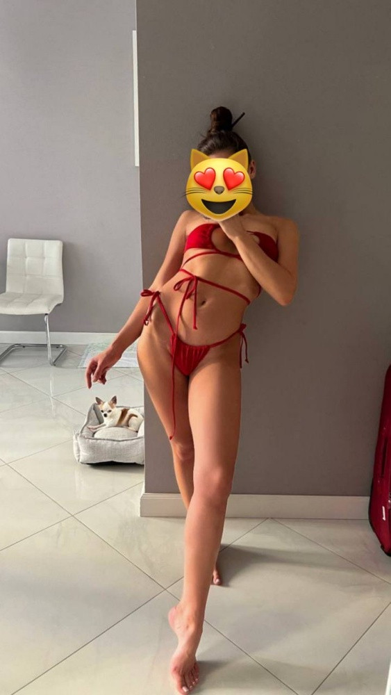 Заказывала два цвета красный и бежевый что бы выбор был, оставила оба 😂 , очень приятные цвета и необычная модель верх и низ на шторке , комбинировать с завязками можно до бесконечности 😂 , рекомендую всем