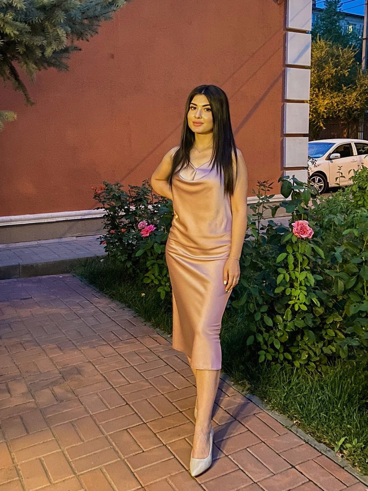 Замечательное платье! Качество супер. Декольте глубокое, пришлось заколоть, но это не страшно)