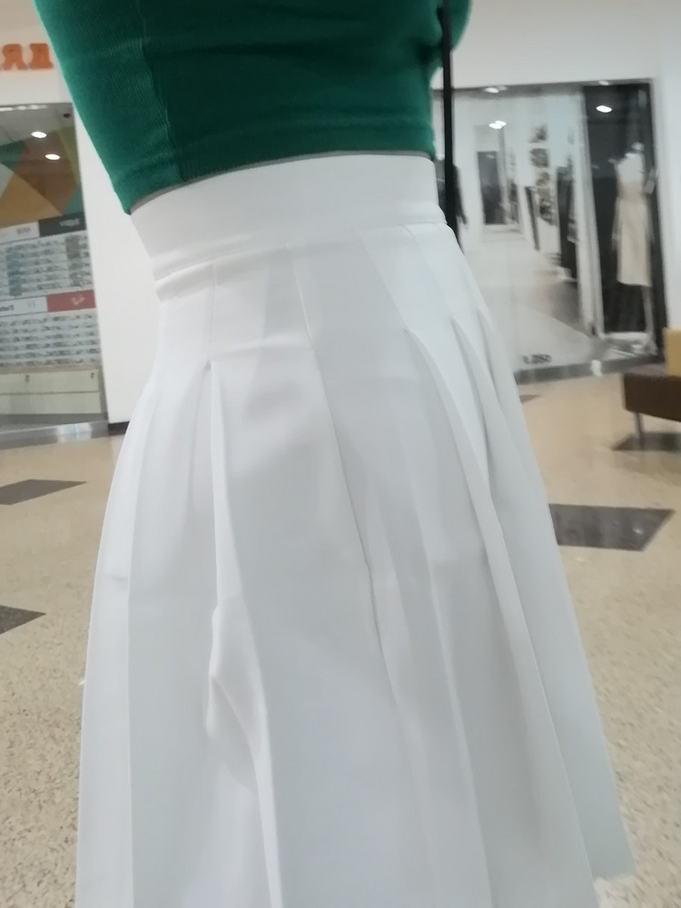 Отличная юбка, пришла быстро. Села отлично, соответствует размерной сетке), но ткань все таки просвечивает немного, жалко нет подкладки