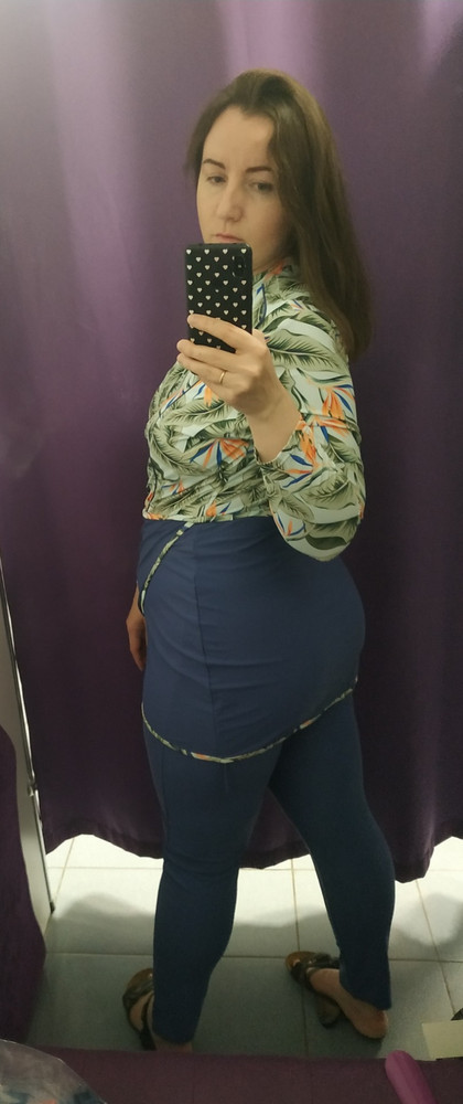 Потрясающего качества закрытый купальный костюм! На рост 172 размер 4xl подошёл идеально, по фигуре, не впритык, в него поместится и девушка покруглее ещё. Параметры бедра 121, талия 93, грудь 105, обхват руки в плече 38. Есть чашечки, только для скрытия сосков, форму не держат, кому это необходимо, одевайте вниз  простой купальный верёвочный бюст. Шапочка - отдельный кайф, не жмёт, модель отличная на крупную голову садится хорошо. Шапочку купила бы ещё и другого цвета, для носки с одеждой. Рекомендую от души. На крупный размер найти купальник для защиты от солнца это почти нереально. Я не мусульманка, но респект производителю, обожаю такую одежду.