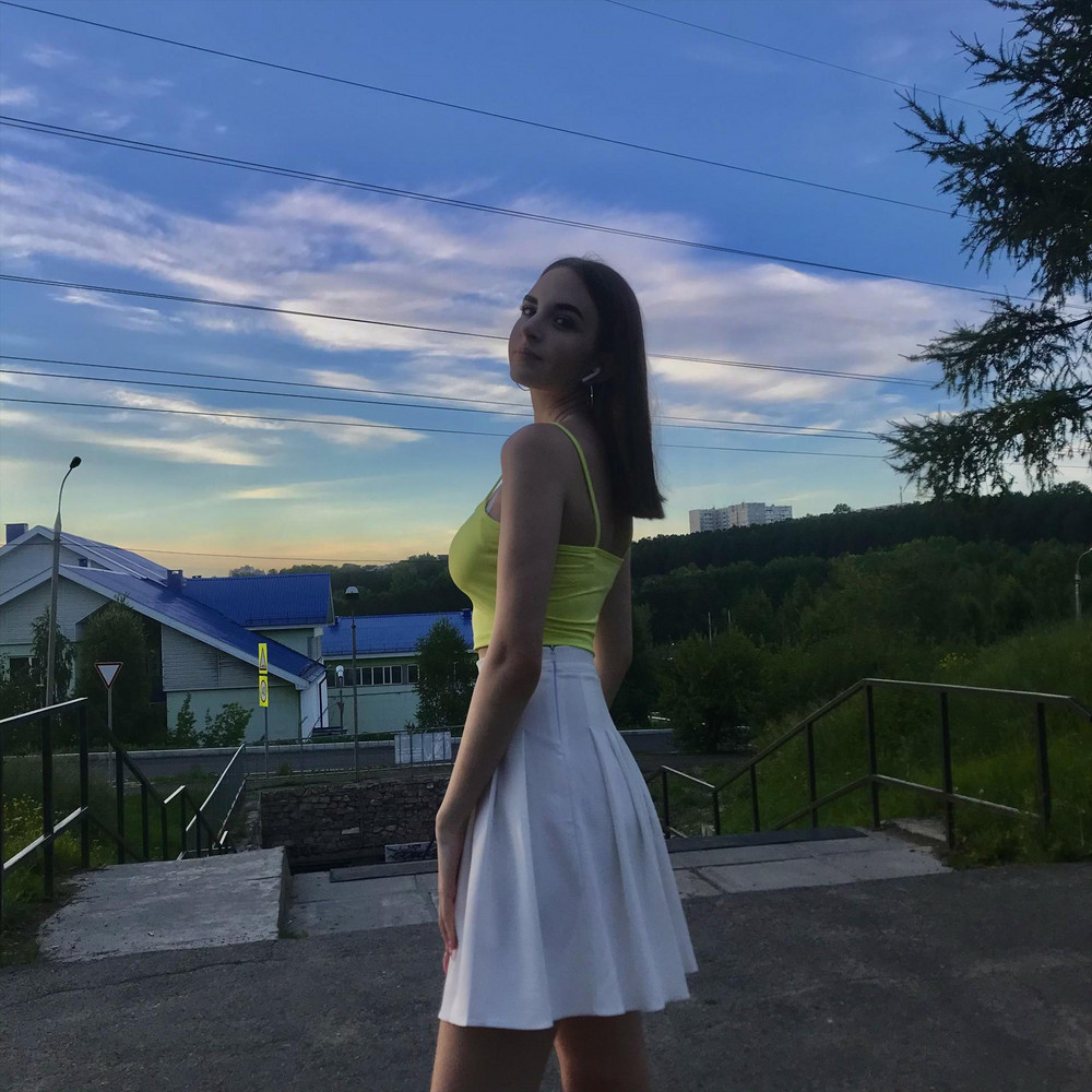 Яркий, красивый, лёгкий, просвечивает 