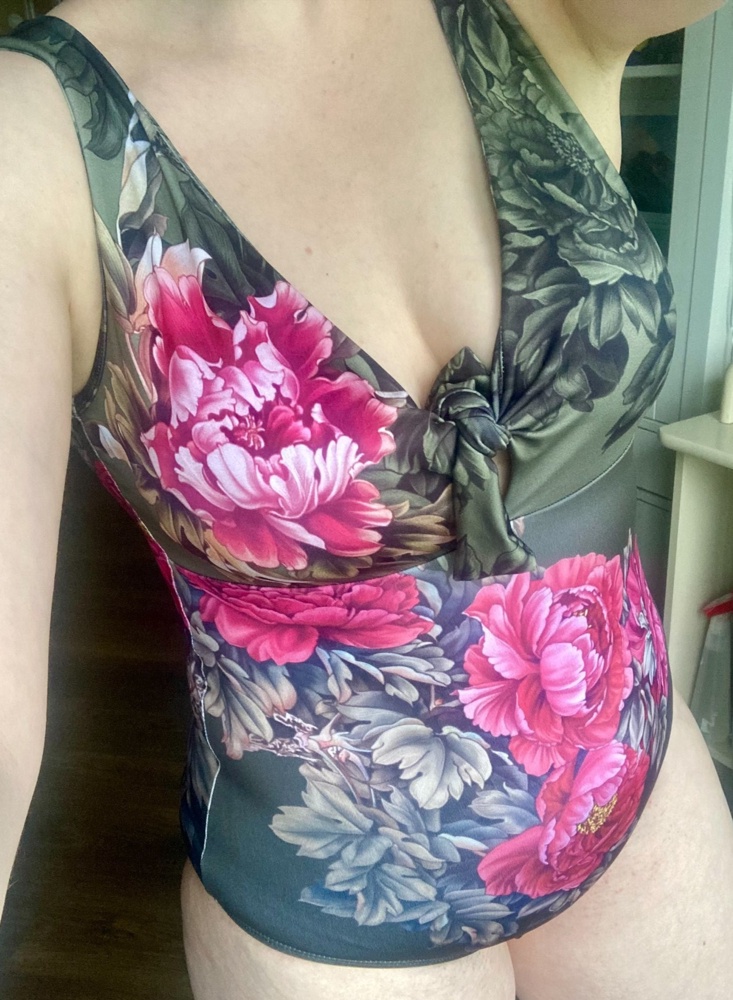 Долго выбирала купальник для отдыха, остановилась на этой модели, удачный крой и оригинальная расцветка, приятный материал, размеру соответствует, на мой рост 165 сел идеально. Сразу еще парео подобрала, очень удобно. Отличный комплект для пляжа получился.