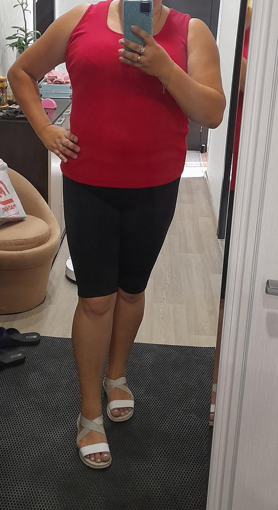 Материал плотный, не растягивается, цвет сочный.