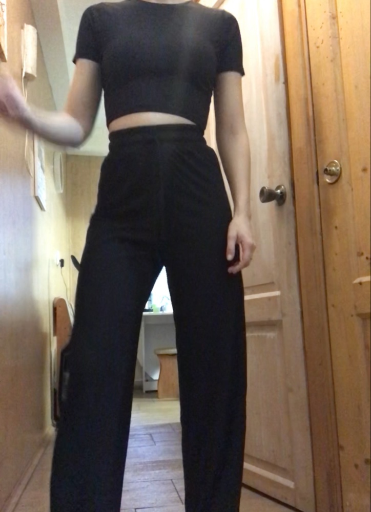 Костюм хороший, брала для дачи, но можно носить везде)) по росту для 168 отлично ничего подшивать не нужно, верх сел впритык ог 86, цена немного завышена для качества вещи, но из за дизайна и посадки стоит того