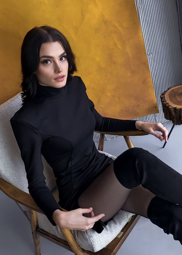 Читая комментарии ,боялась заказывать ,но платье просто шикарное🔥❤️ ,ткань плотная (не просвечивает).На рост 170 по длине шикарно сидит точь-в-точь как и на фотографии ,ОГ-86,ОБ-94,ОТ-57,плечики встают ровно ,не шатаются вперед назад.При первой примерке платья (в пункте выдачи )оно не имело никакого запаха ,это огромный плюс!Еще один плюс я заметила ,если носит платье с колготками ,оно не задирается вверх 👍🏻 Хочу отметить быструю доставку ,спасибо Вам за горячее платье! 🔥