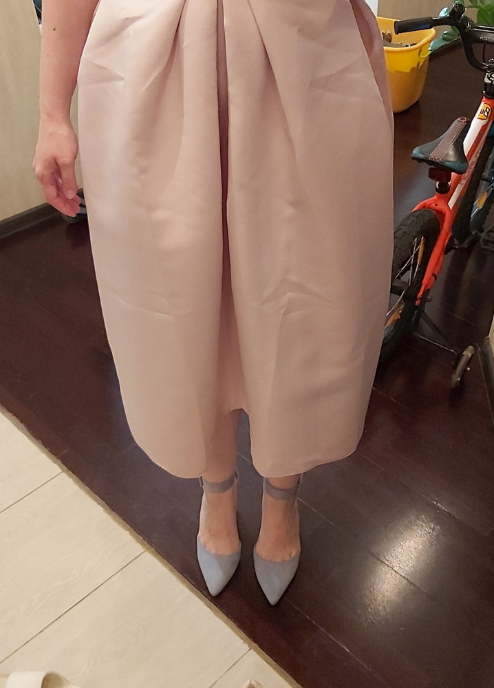 Нормальные туфли, пришли с небольшим браком на каблуке, но пришлось забрать т.к. срочно нужно было на торжество и до этого заказывала уже 2е пары таких(одни были явно обуты и пятка даже скошена, а вторые не подошёл размер). Лучше брать в размер, хоть и Китай. Удобные, на каблуке вообще не хожу. Рекомендую. Брала в начале августа за 130 б.р.