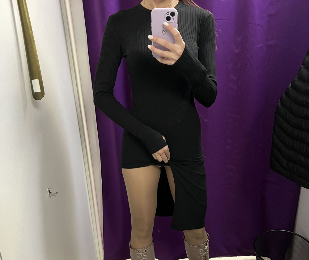 Платье в рубчик. Хорошее. Но мне не подошло по росту: под мои 180 вырез слишком оголяет ногу до трусов))) по этой причине не взяла вещь. Но продавцу спасибо, изучу ассортимент товаров ещё. Ещё отмечу то, что вещь чистая, хорошо сложена в фирменный пакет. Эстетика-сила❤️