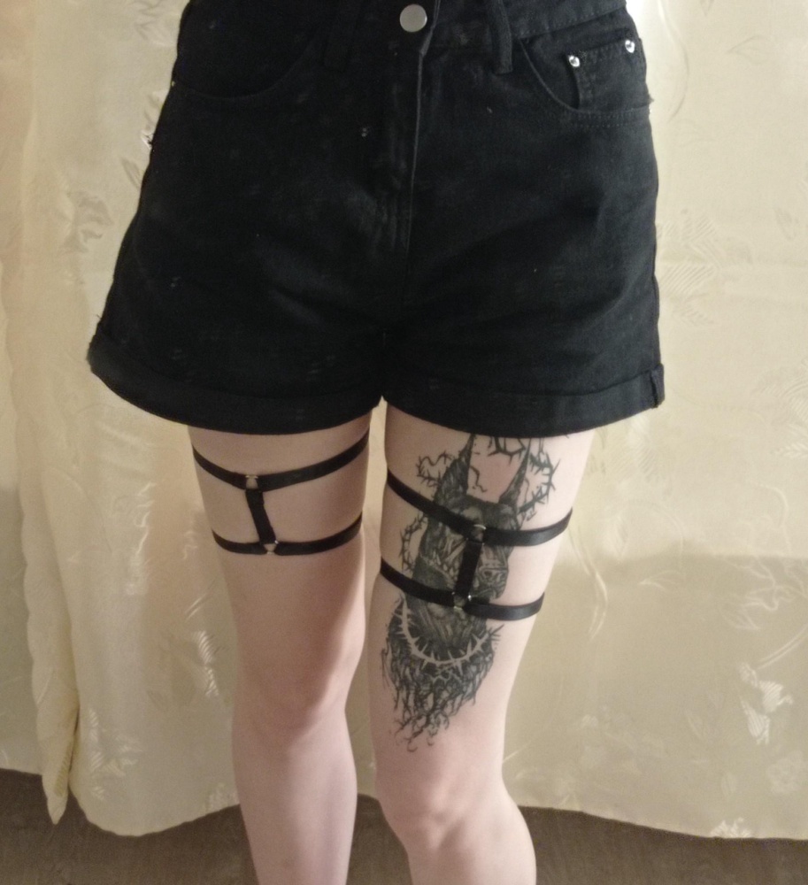 Отличное качество. Материал не чувствуется на теле, сшито всё аккуратно. Благодаря регулировке, подойдут на любую ногу. Однозначно советую