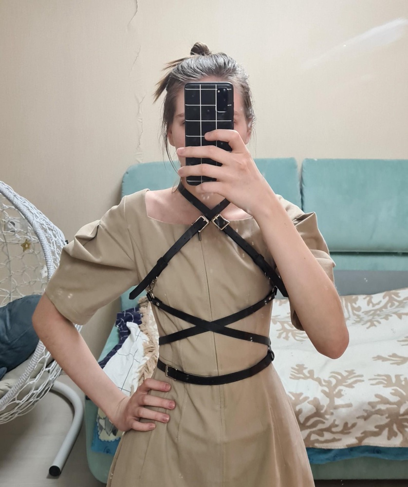 отличная вещь! кожзам мягкий, фурнитура аккуратная, на светлом следов не оставляет.