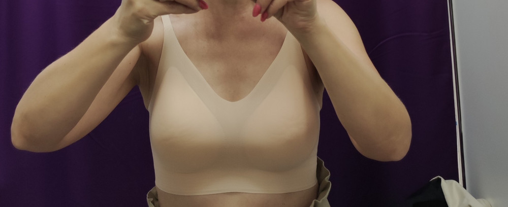 Топ просто супер! Невесомый, приятный к телу. Немного помяты чашки, но всё равно взяла. Если будет видно неровности, чашки можно поменять, они съёмные.