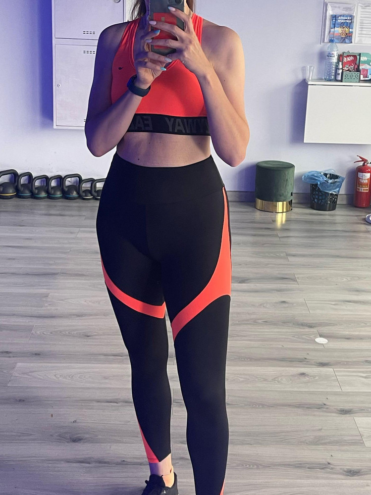 Топ отличного Качества, но товар пришёл только со второго раза. Первый раз вообще положили другой товар(((( у меня таких два топа - зелёный и оранжевый, хорошая поддержка при занятиях спортом. После стирки все отлично сохраняется. По размеру - в размер.