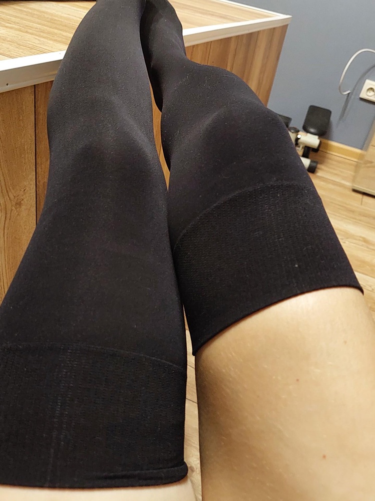 Чулки отличные, как на фото.
Силиконовой полоски нет, но резинка широкая, хорошо держит чулок на ноге.
На мои бедра хорошо чуть выше колена.
При натяжении до середины бедра- чулок начинает просвечивать, а резинка перетягивает ногу.