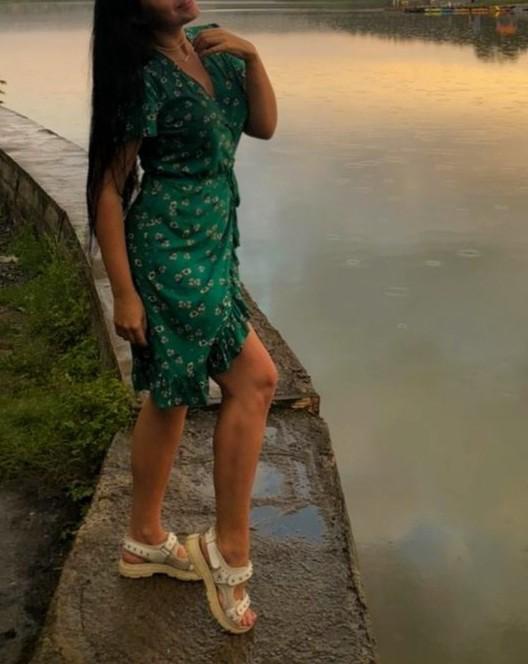 Неплохое платье,но вырезы весьма откровенны😏