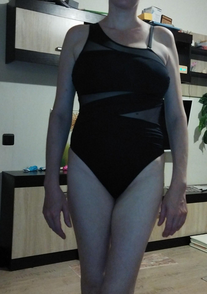 Отличный купальник, грудь 4 размера держит, живот корректирует.