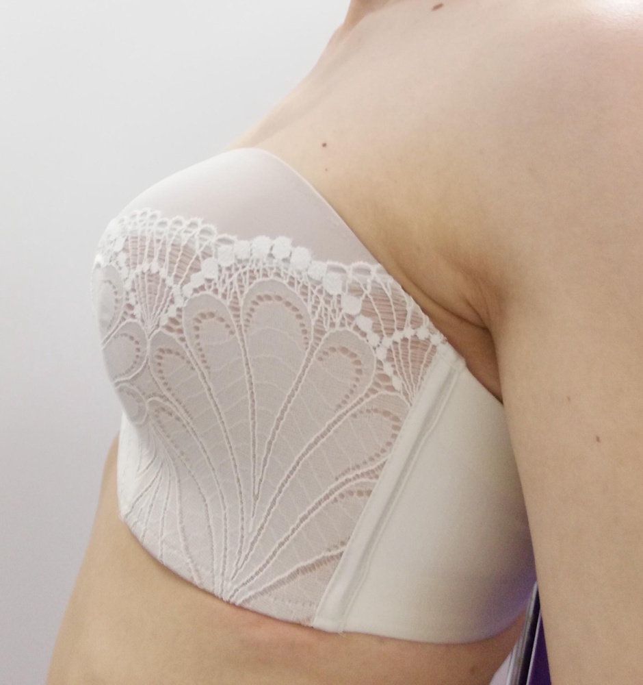 Наконец-то пришёл без заломов) понравился, грудь после гв держит отлично, вниз не ползёт, даже если попрыгать) У кого есть ощущение сползания, попробуйте подтянуть пояс на спинке повыше, возможно в этом причина. Форма тоже понравилась, пушап небольшой, чашки красиво прилегают, не режут грудь пополам и не оттопыриваются, главное "усадить" его на место и будет все ок, ну и конечно же подобрать размер. На мой обычный 70D иногда Е идеально подошёл 65 F, мерила ещё 65Е (чашка оказалась мала) и 70Е (для меня слабовато в объёме, хотелось поплотнее), Покупкой довольна. Рекомендую.