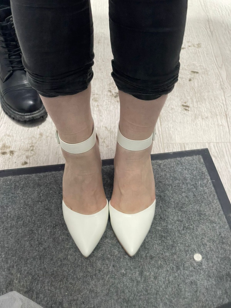 Девочки , туфли отпад , качество хорошее , запакованы хорошо , плюс пыльник и ложечка в подарок , кожа мягкая , мега удобные и размер в размер , я долго искала туфли и именно на них остановился выбор 😍😍😍 советую однозначно , позже испытаю на свадьбе 😇