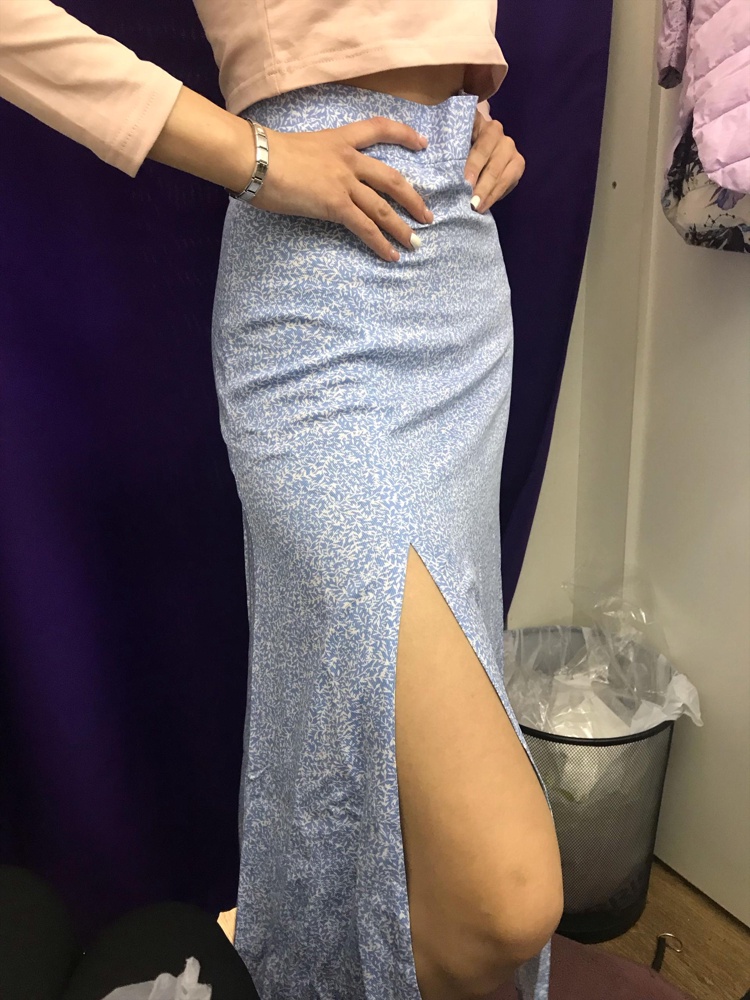 Долго выбирали из двух юбок, всё-таки оставили чёрную, сели обе идеально! Чуть большеваты в талии. В подарок идёт резинка для волос! Мелочь, а приятно!