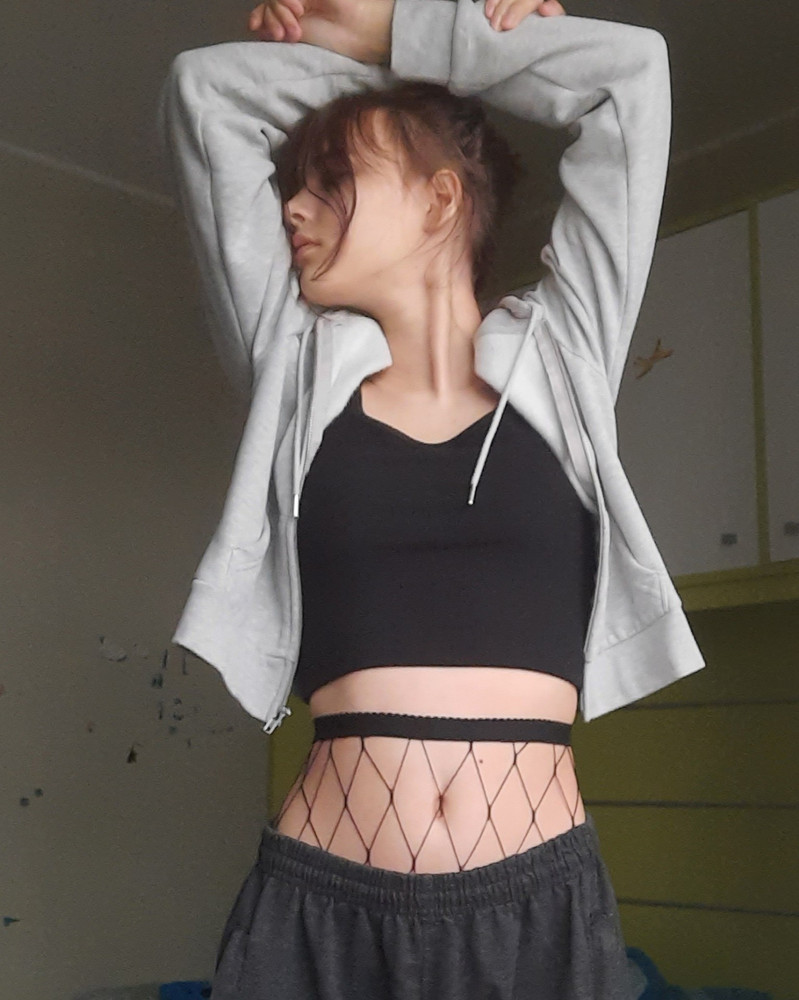 Колготки хорошие, тянуться отлично, единственное ниточки есть и сшито как то странно сверху я взяла 40-48 надо было меньше брать так как тянуться хорошо