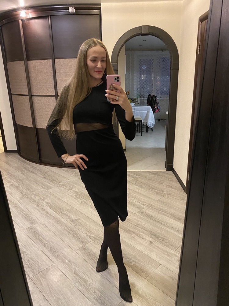 Платье отличного качества! Село идеально, брала 42р. Платье не летнее, скорее для зимы и межсезонья. Ткань плотная, швы все хорошие. Брала чёрного цвета. Платье на высокую и худенькую девушку. На мой рост 173 длина ниже колена. Изделие размер в размер. После стирки ничего не испортилось. Я очень довольна. 