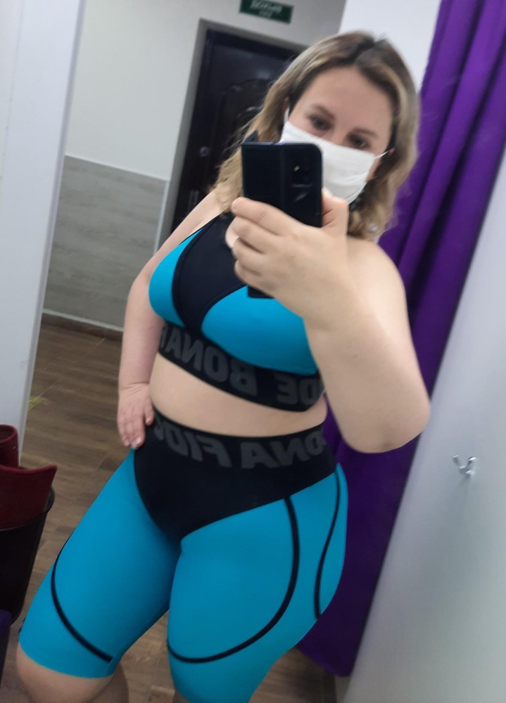 Комплект очень крутой, яркий, одну звезду убрала, потому что акладыш в лиф немного сморщенный,но ничего страшного,я вынула, вставлю от другого  белья.
А в целом хорошо тянется, на мой верх 48-50 и низ 50-52 вполне норм растянулся, планирую скинуть ещё несколько кг и будет ещё лучше смотреться, вообще очень стройнит)