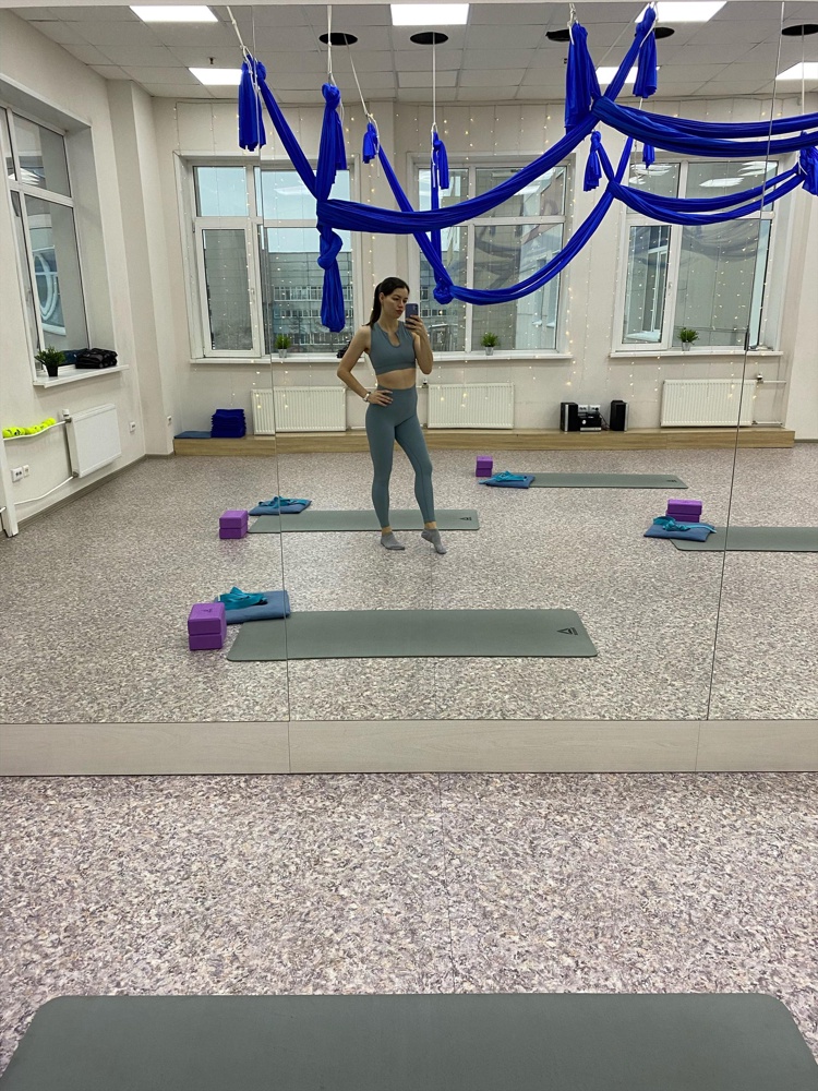 Костюм плотный,не просвечивает,удобный в работе,ничего не задёргается,не тянет