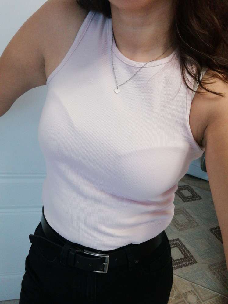 Нежно-розовая маечка! Классная! Очень люблю вещи в рубчик! На ОГ 87,ОТ 75 все хорошо подошло.