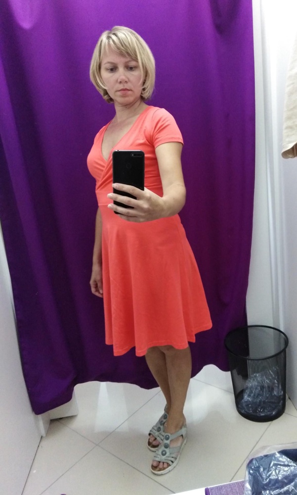 Очень красивое платье, приятный трикотаж, отличный фасон. На 44р подошёл XS