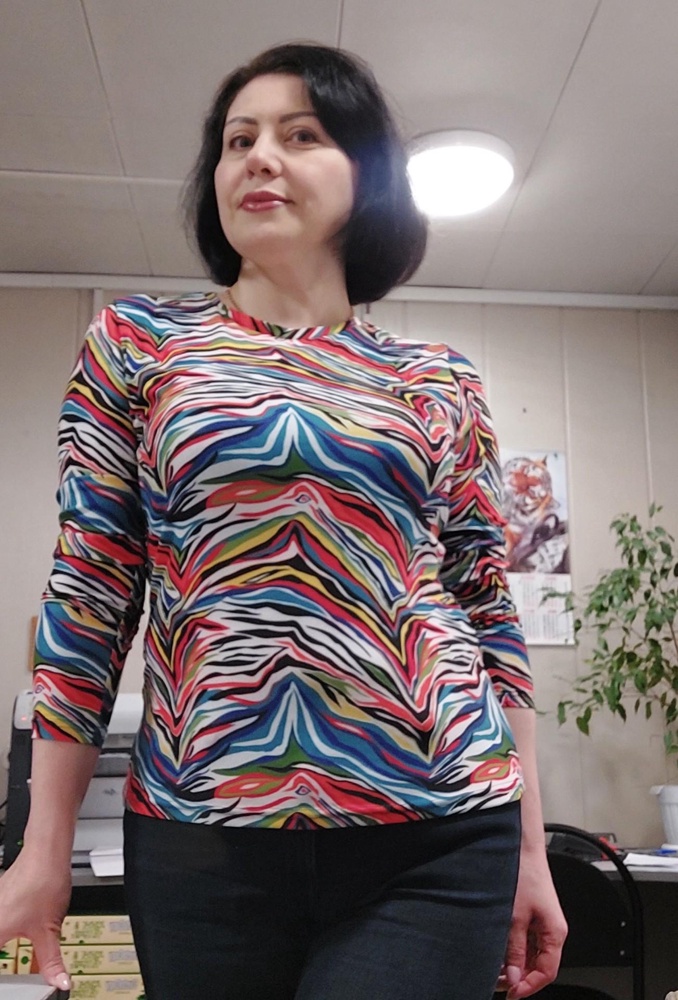 Лонгслив,очень удачный и цена отличная. Приятный к телу материал, не мнется, расцветка сочная. Взяла три цвета. Ношу с удовольствием,Спасибо!