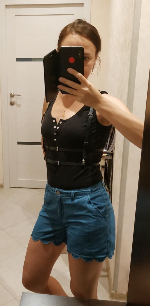 Как на картинке, мне понравилась, хорошее дополнение к любой одежде!