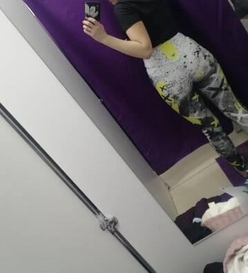 По фото по положительным отзывам выбирала, но на мне как сидят не понравились. Все хорошо, материал очень приятный, не спадают, заниматься было бы очень удобно, но лично мне в талии давят немного. На от 74, об 98 М-ка и L-ка а по ногам м хорошо. L чуть свободнее в ногах, а в талии одинаково давят. У кого фигура позволяет, то советую. Они в целом оч удобные. 