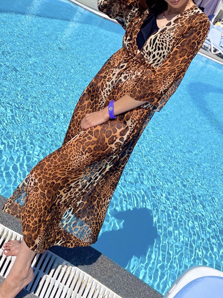 Классное парео, леопард снова в моде)) я ношу размер 42, думаю на очень большие размеры будет мал. 