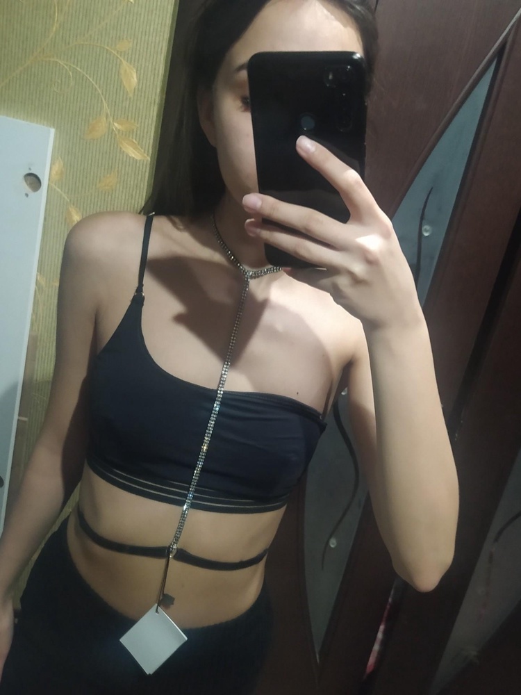 Классный👍всем советую, кто знает с чем его надевать! 
очень тонкий но на худую девушку смотрится шикарно 👏 
Регулируется, все подойдёт!
Сделала возврат, так как оставила себе другой))