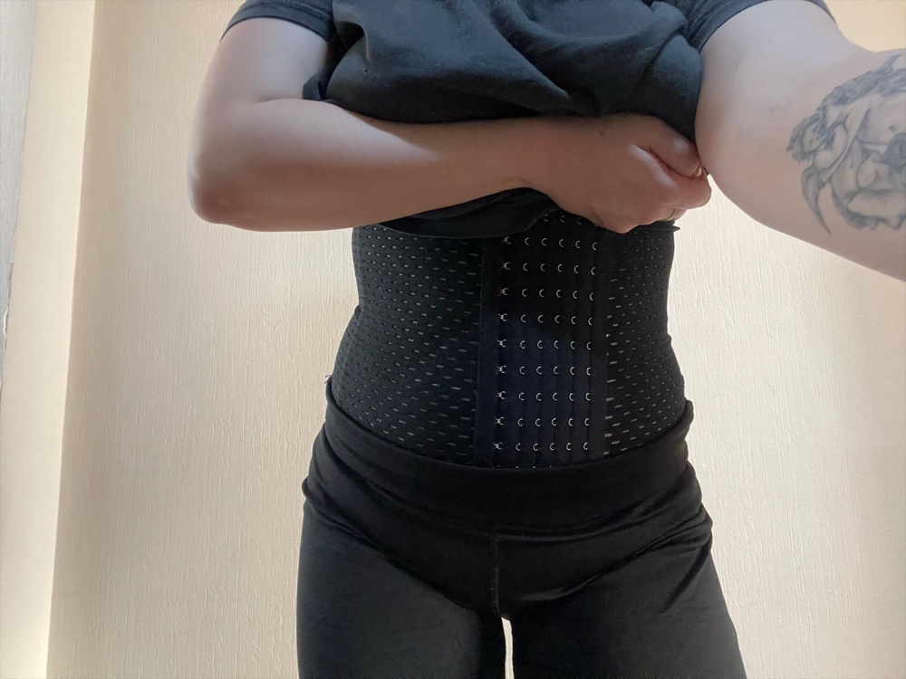 Пришёл целый ,ничего нигде не торчит,  очень удобный.