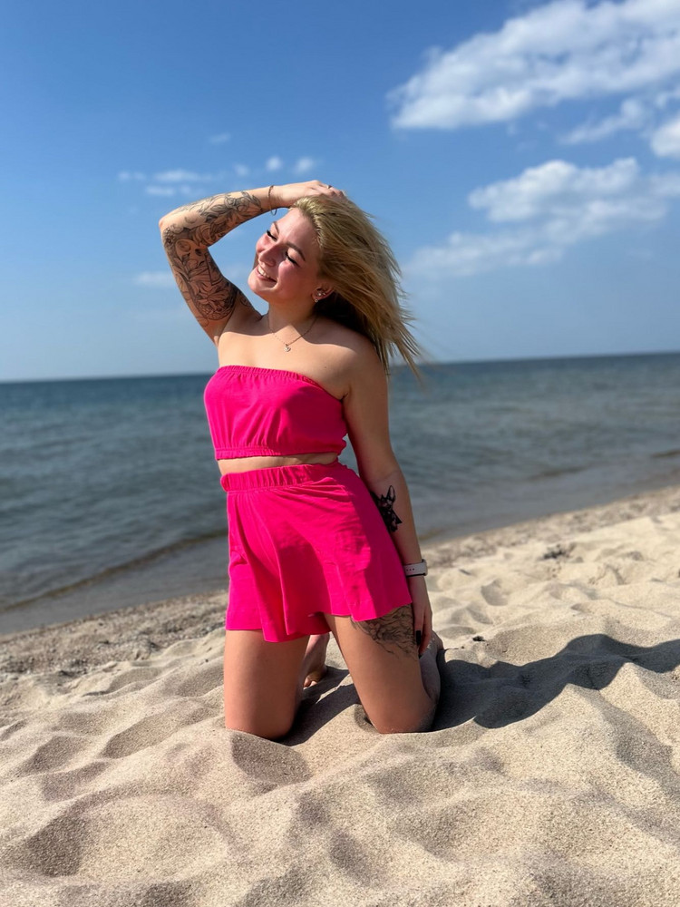 Взяла за 800 с копейками, за такую цену вполне очень даже) удобный, нигде не жмёт, взяла на юг. На свой 46-48 нормально скл 46ой