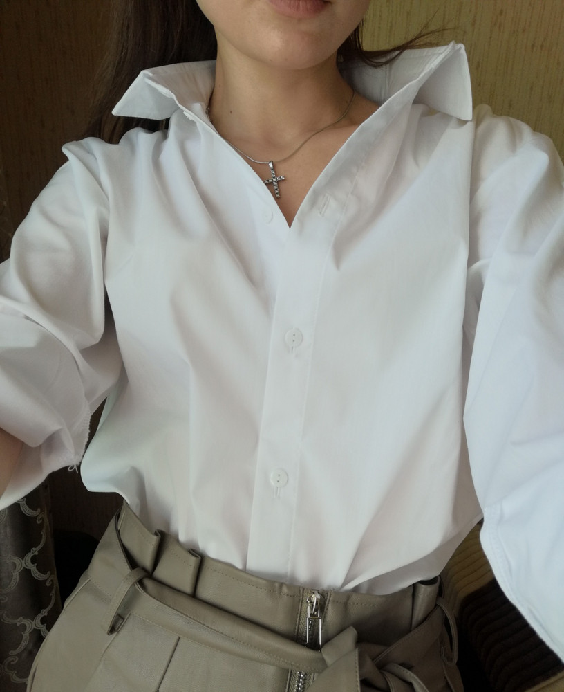 Заказала 2 размера 38 и 40.сама в жизни ношу 40(xs), но мне подошёл размер 38(xxs) но в  40 я прям утонула. Рубашка приятная к телу, выбор сделал в пользу этой модели. Для худышек могу сказать заказывайте 38, а то 40 будет прям большеват. Надеюсь после стирки с рубашкой все будет хорошо.к доставке притензий нет.