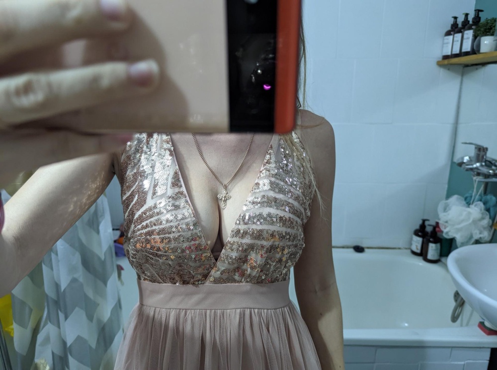 Первые 2 фотографии с бюзгалтером, третья без него, думаю комментарии лишние 🫣. Пересмотрела все варианты, чтобы и грудь держало и чтобы спина открытая, эта модель единственная, а ещё и за такие маленькие деньги. На спине внизу в ходе вечеринки конечно было потом видно, но не критично, лучше я ничего не нашла. К покупке рекомендую. Кстати, у меня груди после двоих детей.