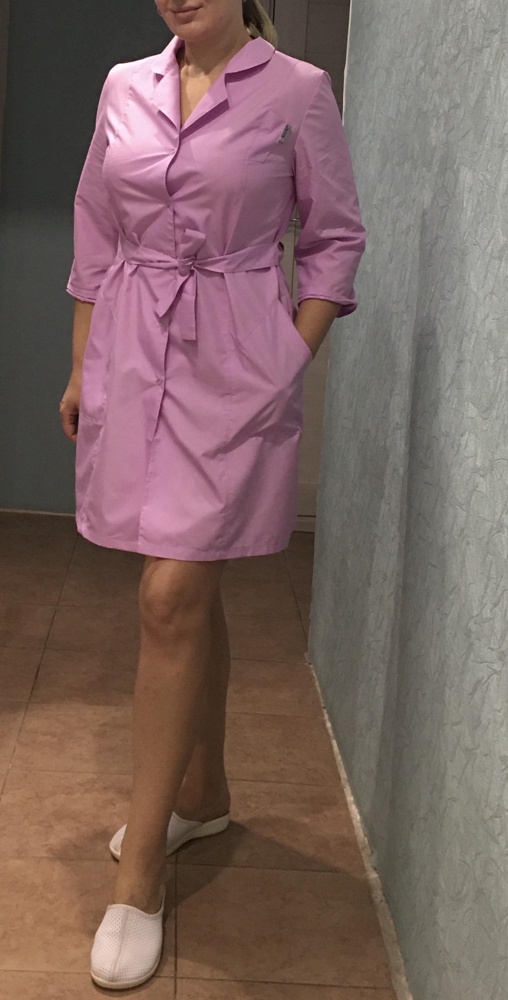 Халатиком довольна. Красивый цвет, хорошая ткань. Прочитав отзывы, что маломерит, решила заказать 52 размер (ношу 46-48 и мой рост 167) и не прогадала. Для работы нужна вещь удобная, чтобы не ограничивала движения. 