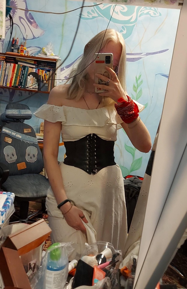 На талию 68,  сел хорошо, не давит, застегивала с трудод