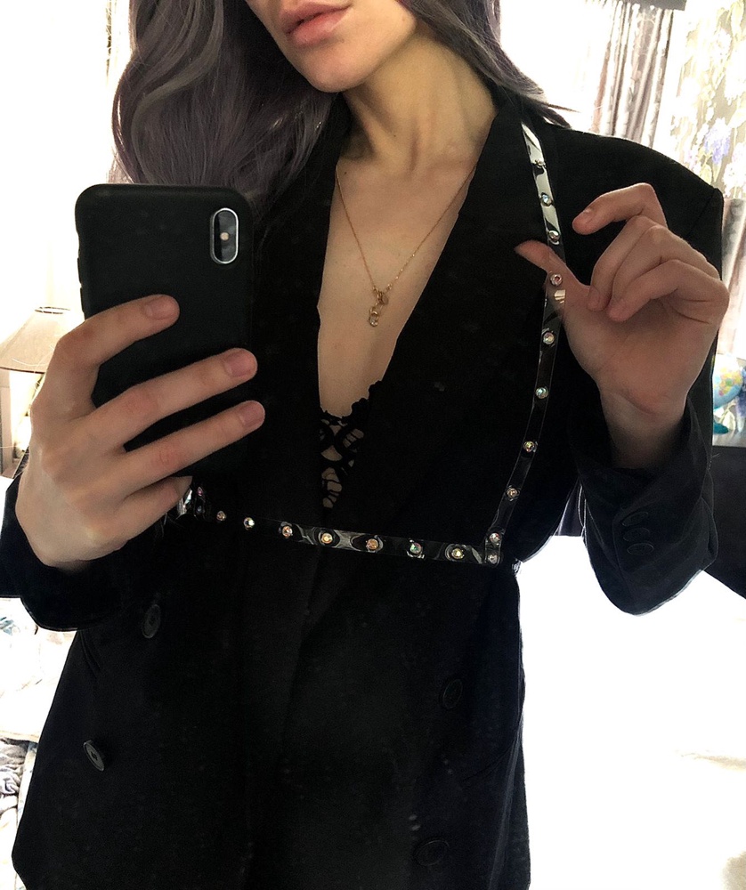 Крутая! На пиджак, на топ, на платье-самое то! 