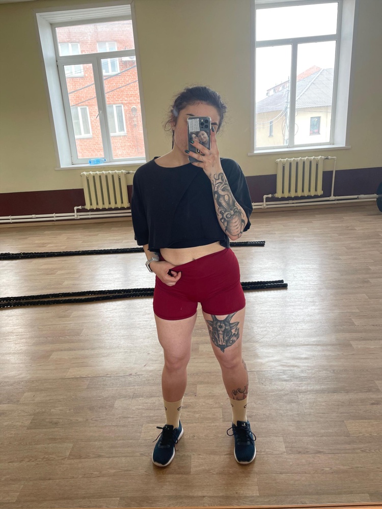 Когда достала – казались мизерными, но подошло всё размер в размер. Очень хорошо тянутся. Немного закатываются в процессе тренировки – не критично. Шорты за свою цену очень хороши. 