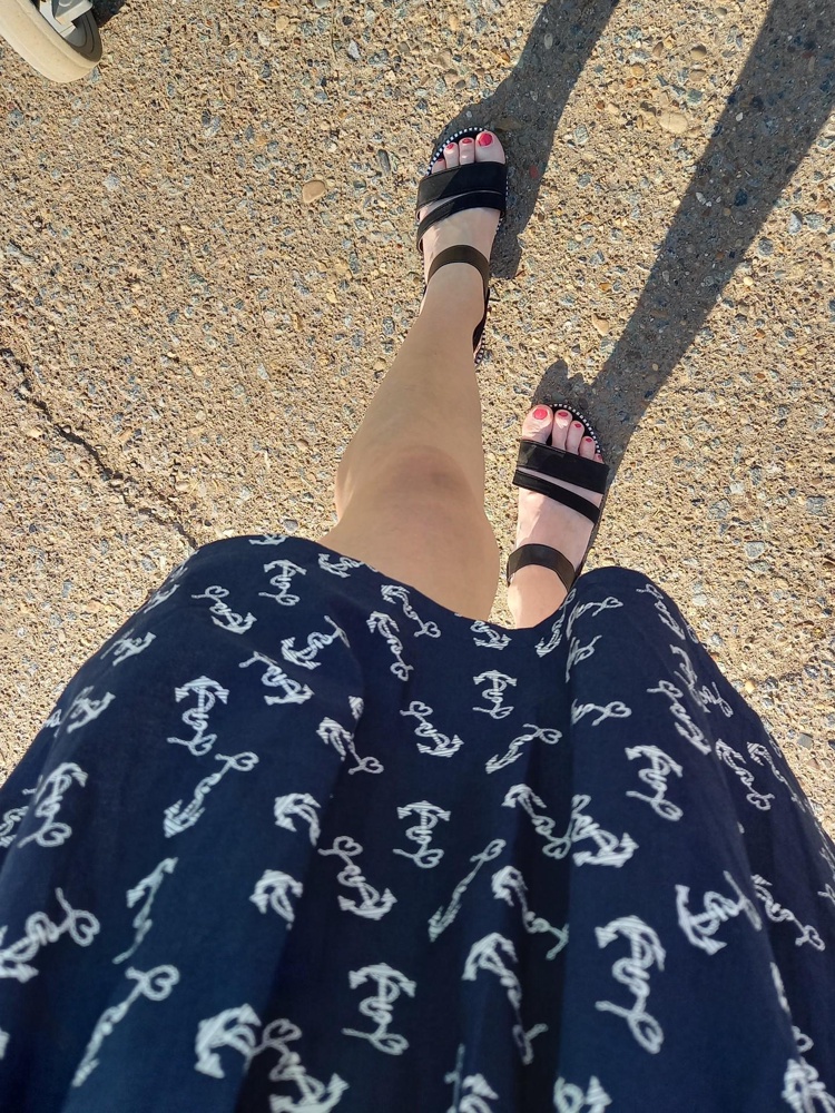 При первом же ветре на улице вся юбка поднялась выше пояса, сарафан классный но на полный штиль