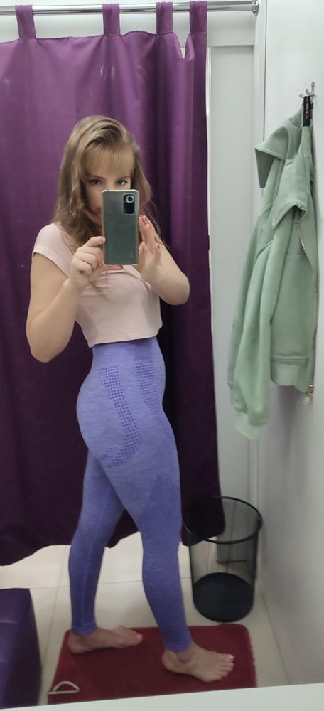 Лосины супер)) Очень удобные)) На тренировке в них комфортно. Эффекта бондажа нет, не пережимают! Советую 👌